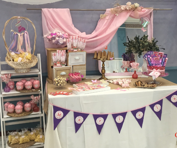 Mesa en tonos rosas y morados Mesas comunión Sevilla