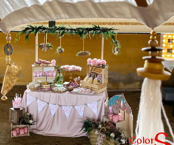 Mesa rústica en tonos rosas Mesas comunión Sevilla