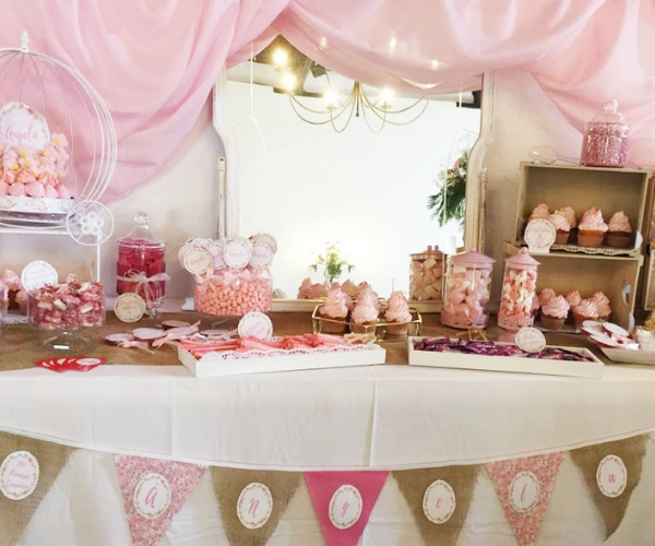 Elegante mesa dulce Mesas comunión Sevilla