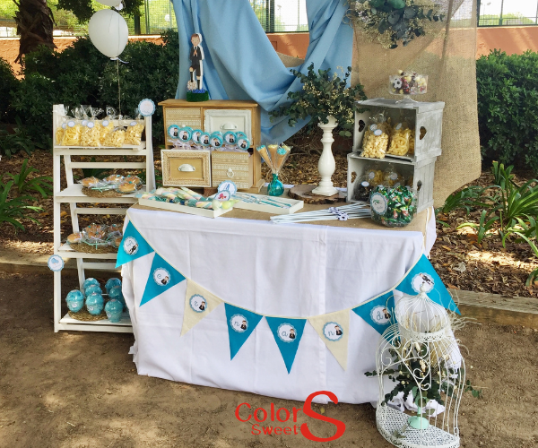 Mesa dulce con pinceladas de fútbol en tonos azules Mesas comunión Sevilla