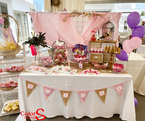 Mesa dulce en tonos rosas y mariposas Mesas comunión Sevilla