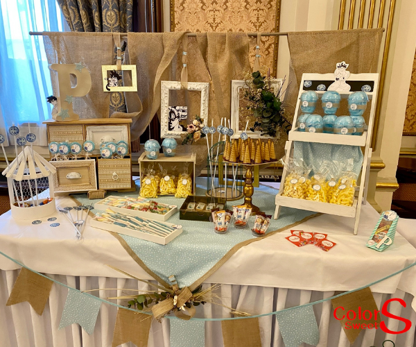 Mesa con un guiño a Goku Mesas comunión Sevilla