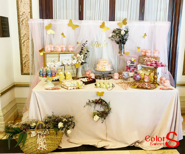 Mesa dulce en tonos rosas y mariposas doradas Mesas comunión Sevilla