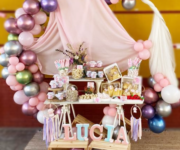 Tonos pasteles y globos para el bautizo de Lucía Mesas dulces bautizos Sevilla