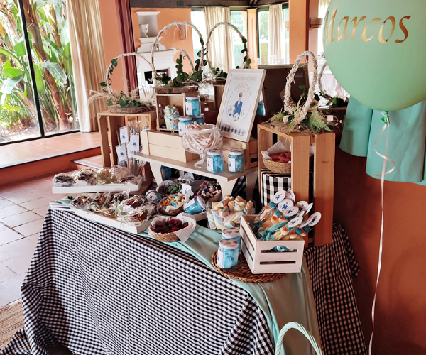 Vichy y guiño al fútbol Mesas comunión Sevilla