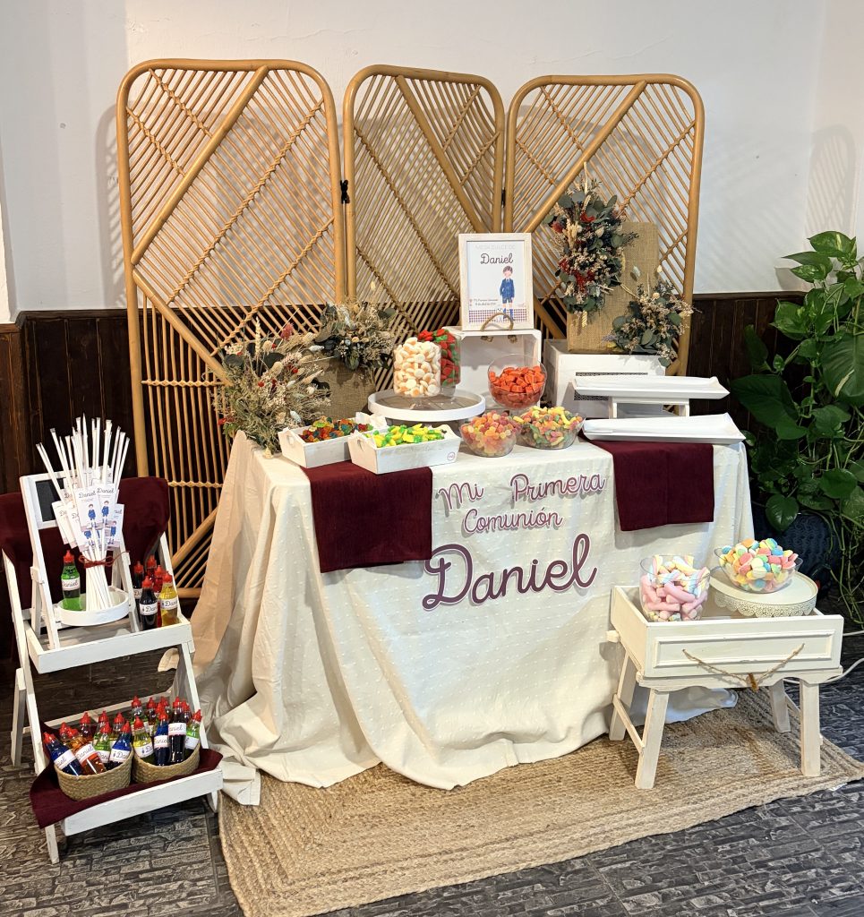 Mesa dulce en tonos burdeos
