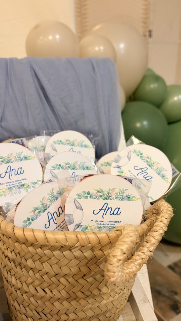 Cesta de mimbre con piruletas de caramelo artesano personalizadas