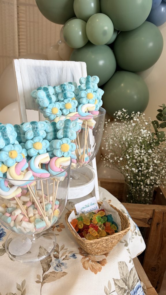 Brochetas con golosinas en tonos azules