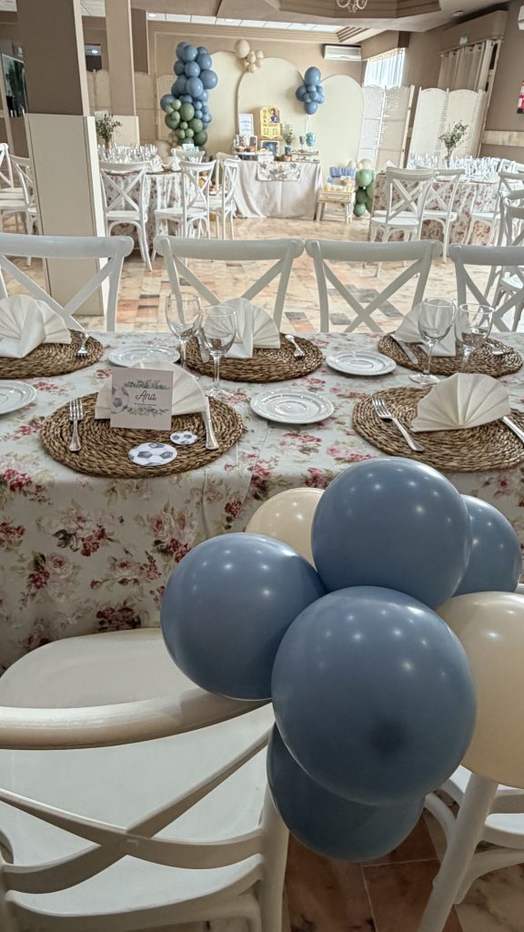 Decoración con globos para la silla de la protagonista