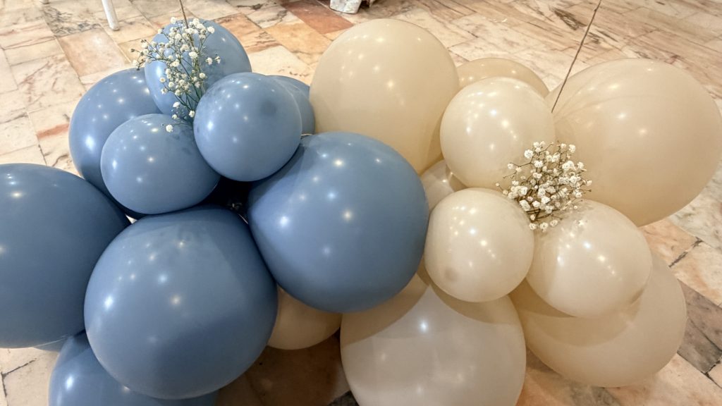 Detalle de la base de los globos XL de bienvenida