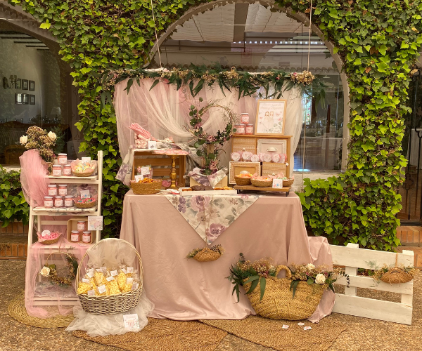 Tonos rosas y flores preservadas Mesas comunión Sevilla