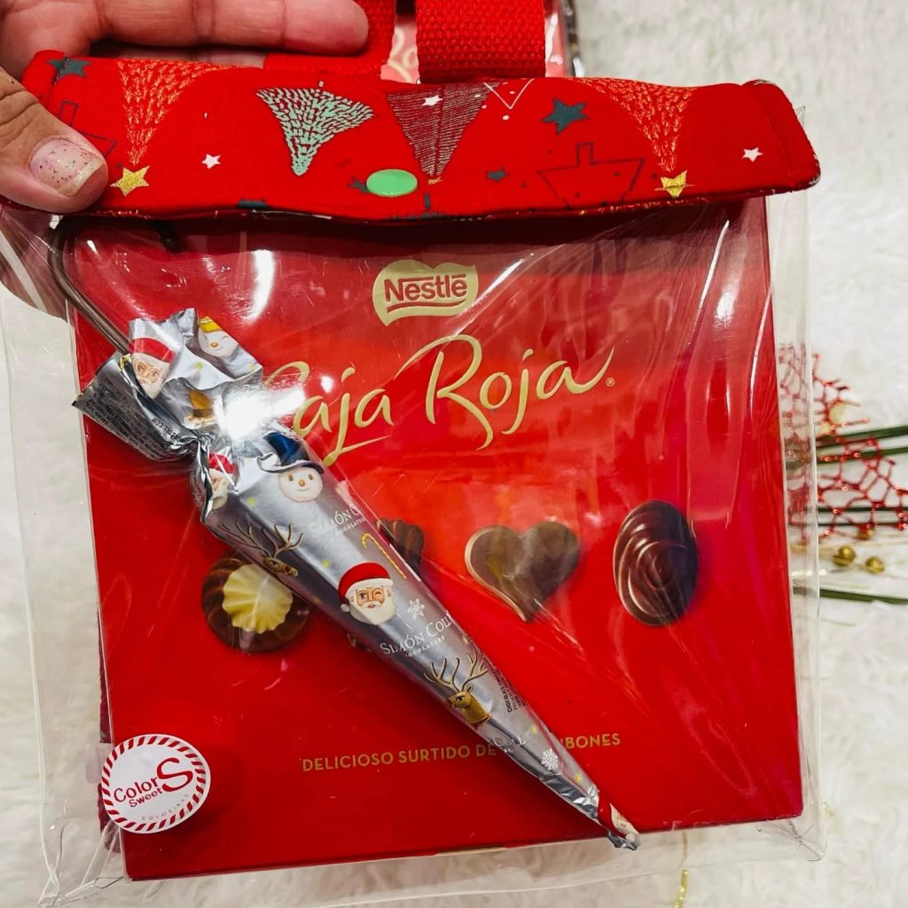 Neceser de tejido navideño con caja de bombones Caja Roja y bastón de chocolate Simon Coll
