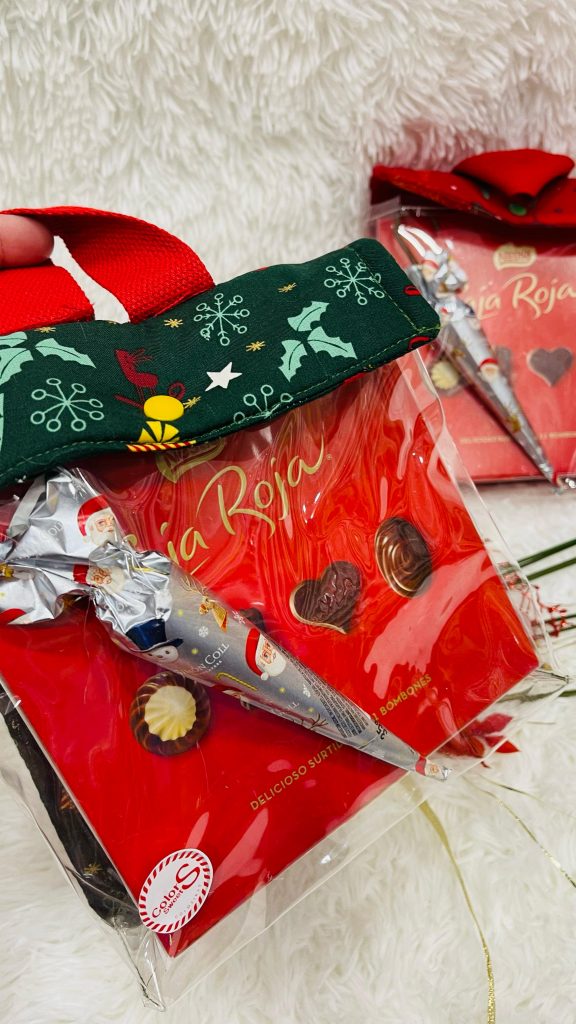 Neceser de tejido navideño con caja de bombones Caja Roja y bastón de chocolate Simon Coll