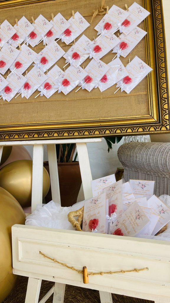 Decoración de la entrada al salón. Tarjetas de agradecimiento