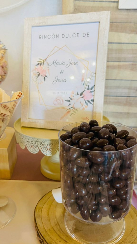 Detalle: almendras bañadas en chocolate negro