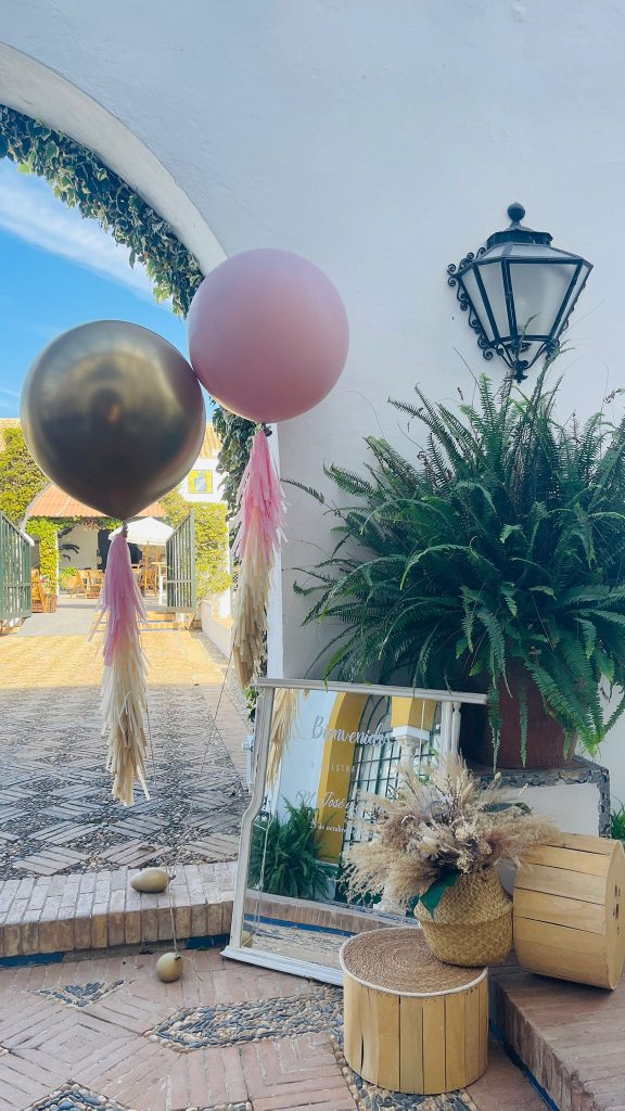 Rincón de bienvenida exterior con globos XL con flecos